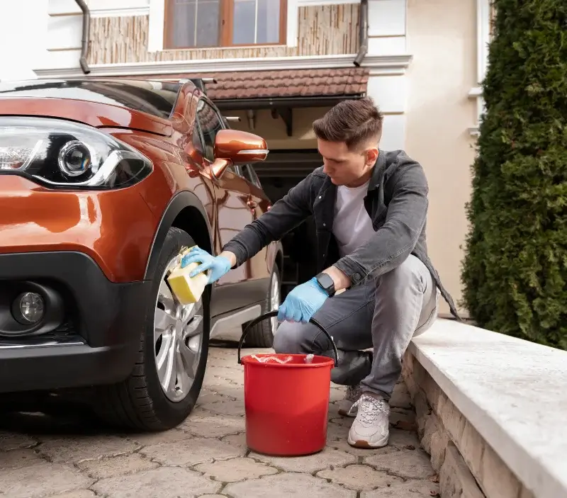 Lavage auto à domicile Saint-Hymer : professionnel intervenant sur un véhicule